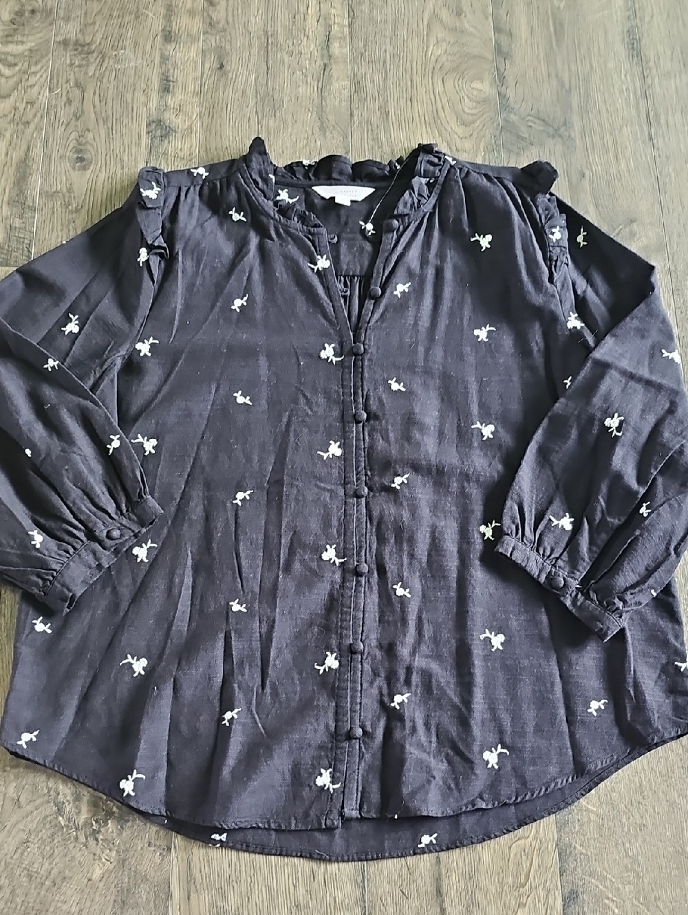 LC Lauren Conrad black top white embroidery Flower Large Button Down Puffy